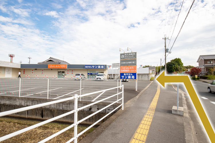 ④左折すると無料駐車場があります